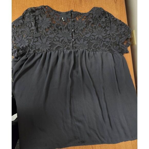 Torrid 0 lace very top with buttons on the back - Picture 4 of 5